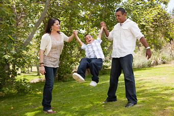 foto de familia jugando al aire libre